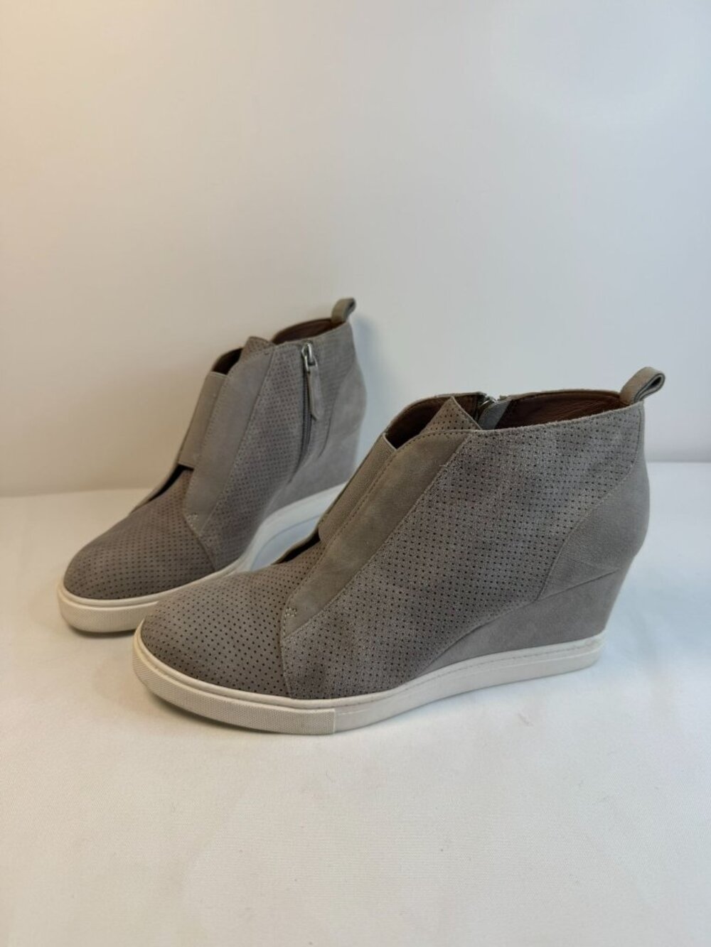 Linea Paolo Felicia Womens Size 8M Gray Suede Zipper Wedge Heel Sneaker